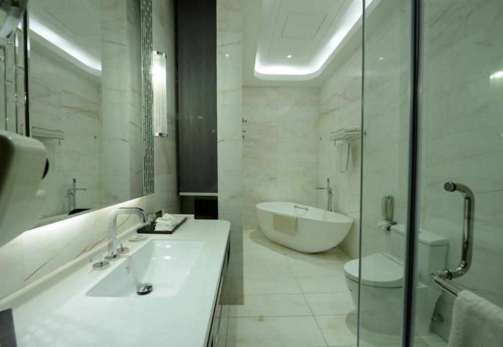 Pacific Regency Hotel Suites photo 2