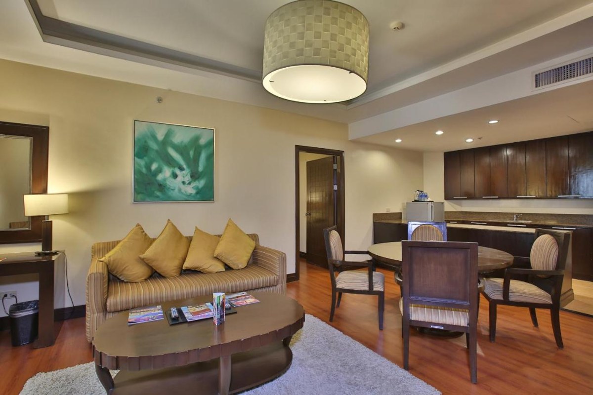 CROWN REGENCY HOTEL & TOWERS photo 1