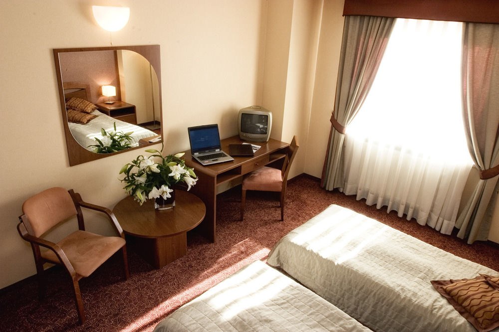 Hotel H12