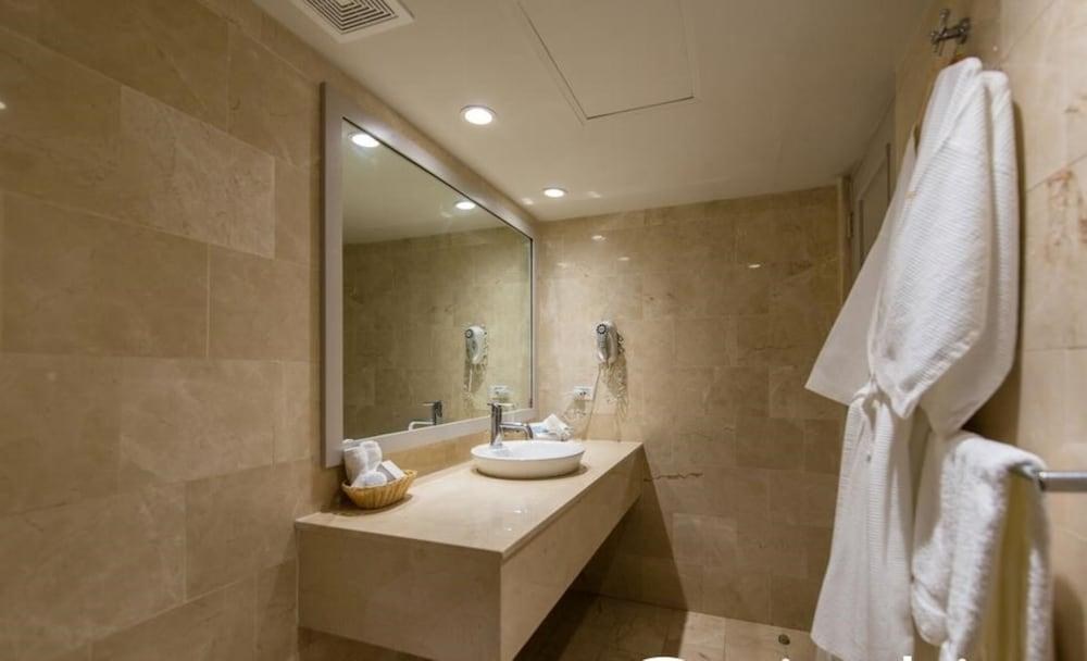 VH ATMOSPHERE RESORT & BEACH CLUB - ADULTS ONLY photo 3