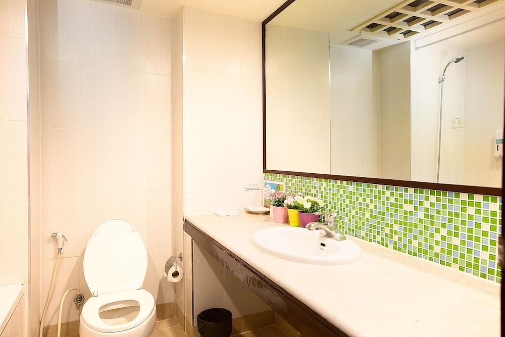 Astera Sathorn photo 2