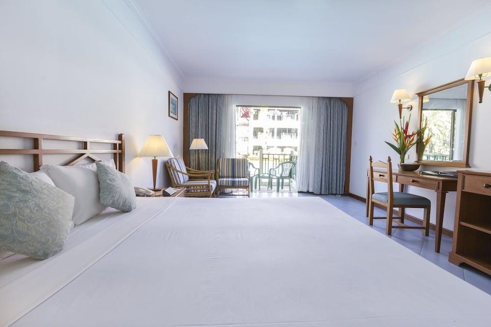 Amora Beach Resort Phuket photo 4