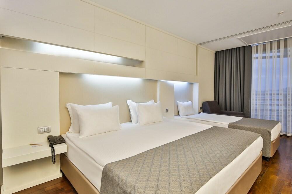 Nirvana Cosmopolitan Hotel photo 2
