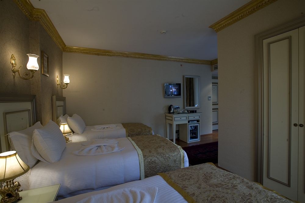 Maywood Hotel photo 1