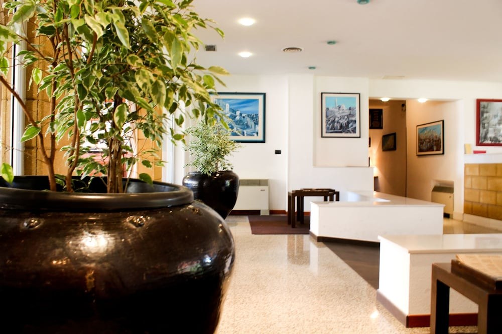Majesty Hotel photo 1
