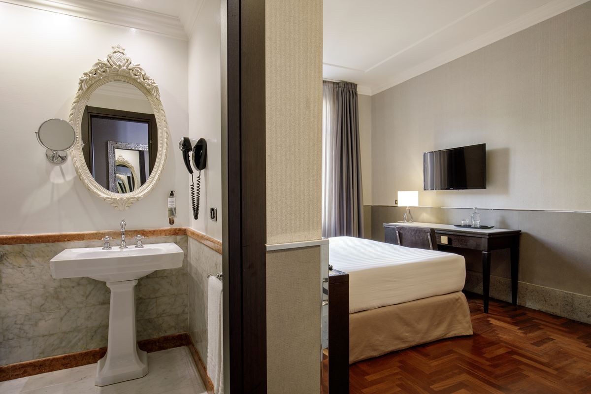 HOTEL ROYAL COURT photo 2