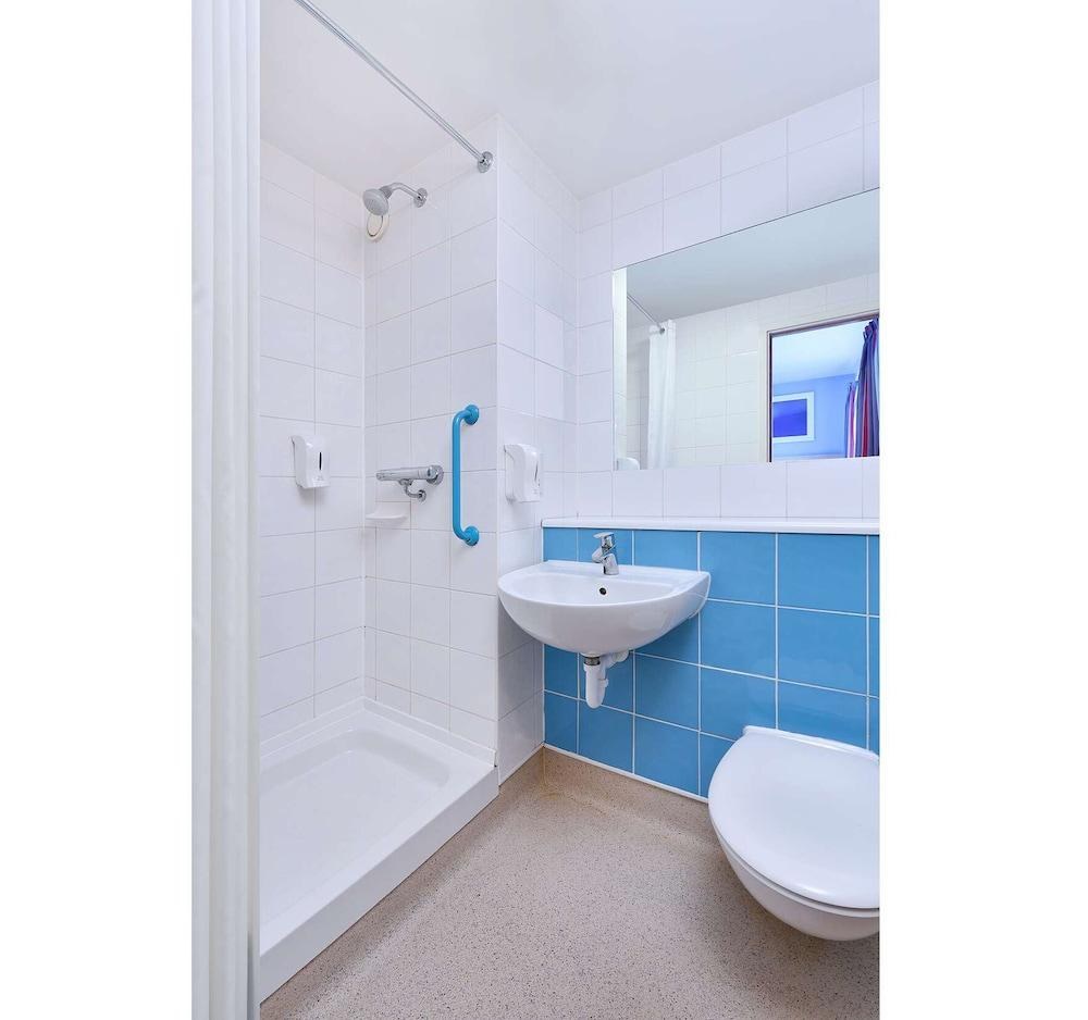 TRAVELODGE BIRMINGHAM CENTRAL BROADWAY PLAZA HOTEL photo 2