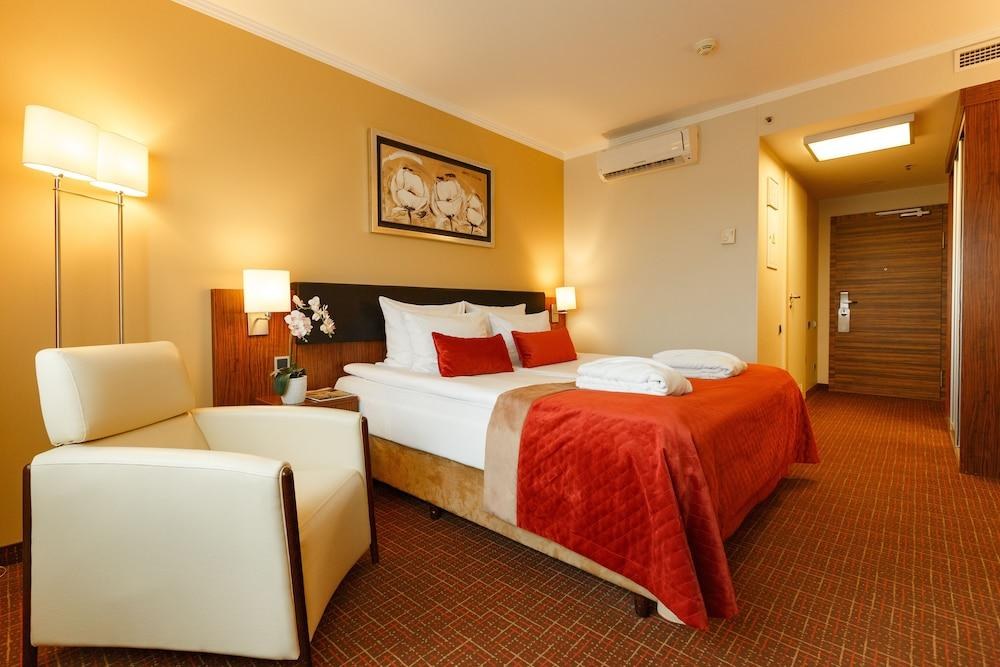 AVALON HOTEL AND CONFERENCES photo 3