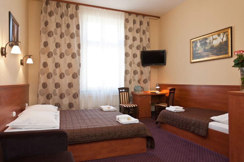 MAKSYMILIAN HOTEL