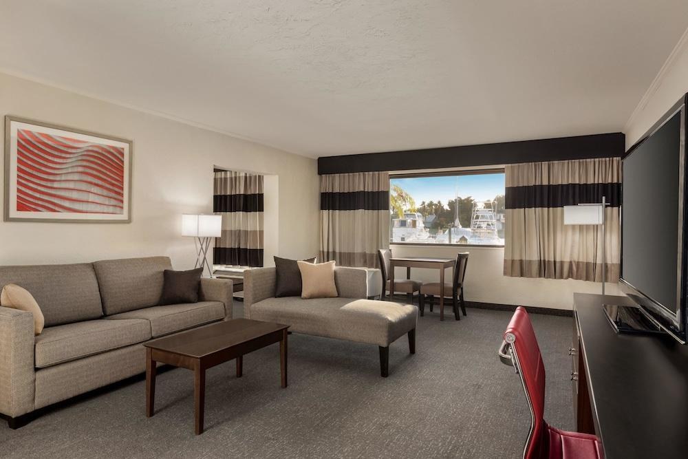 Ramada by Wyndham Sarasota Waterfront photo 2