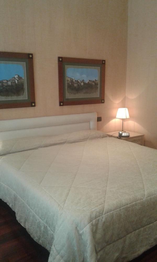 COLOSSEO STUDIO SUITES photo 2