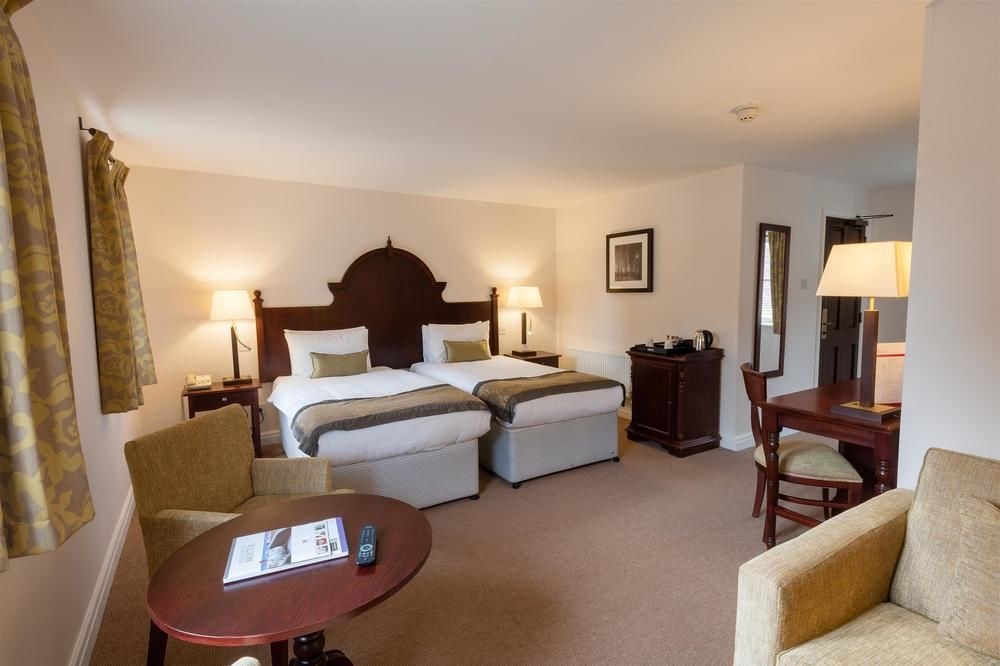TORTWORTH COURT FOUR PILLARS HOTEL photo 1