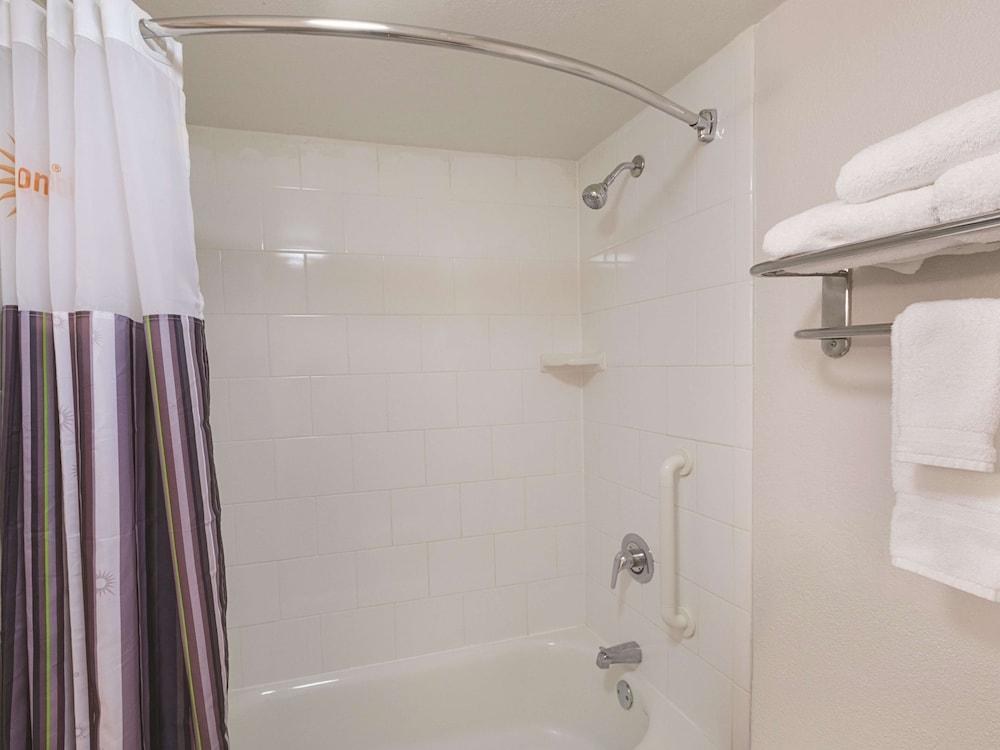 La Quinta Inn & Suites by Wyndham Sarasota Downtown photo 2