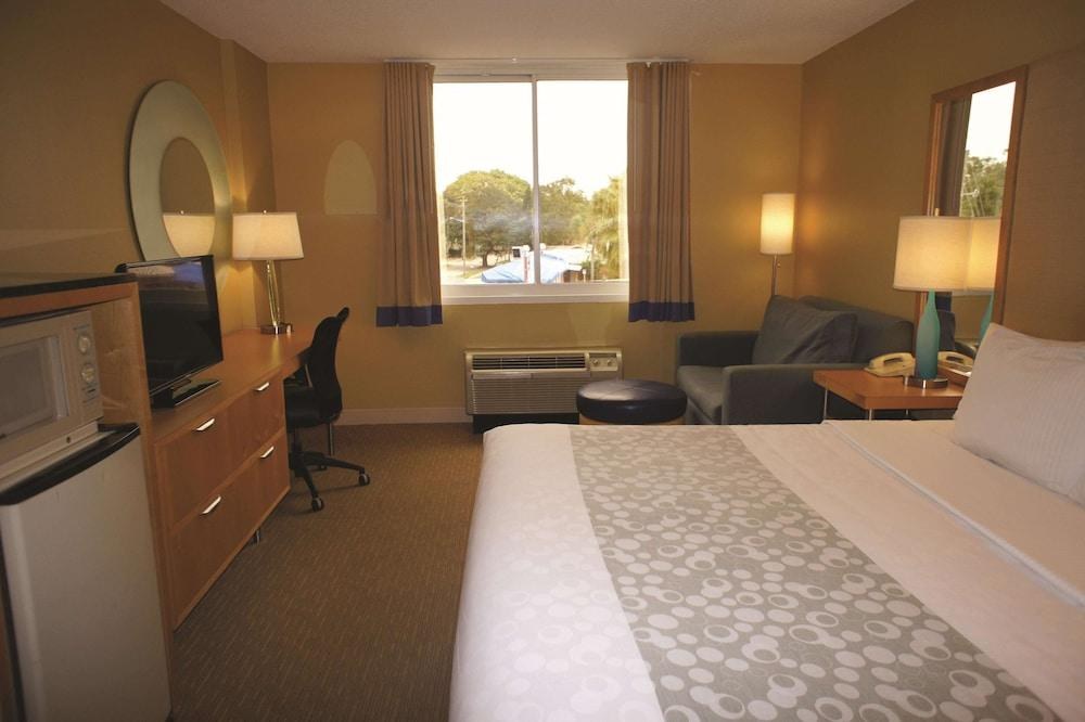 La Quinta Inn & Suites by Wyndham Sarasota Downtown photo 4