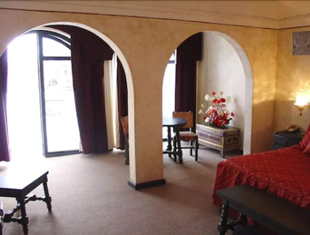 HOTEL CASTILLO DE SANTA CECILIA photo 2