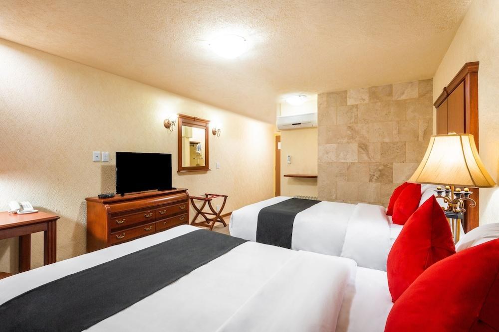 Howard Johnson by Wyndham Toluca photo 2