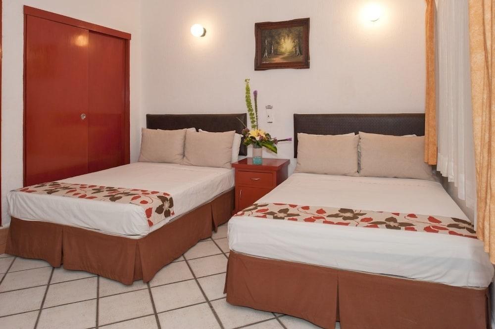 Hotel Eloisa - Near Playa de los Muertos photo 2