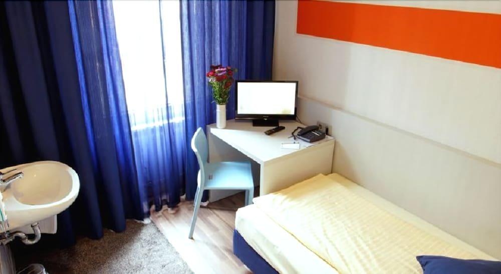 COLOUR HOTEL photo 3
