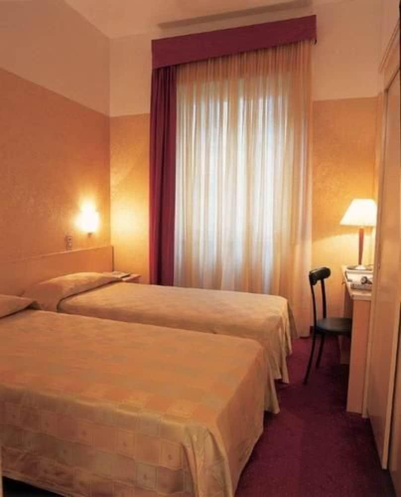 SANT AMBROEUS HOTEL photo 2