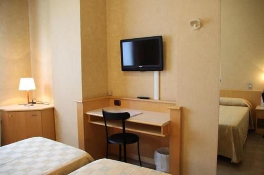 SANT AMBROEUS HOTEL photo 4