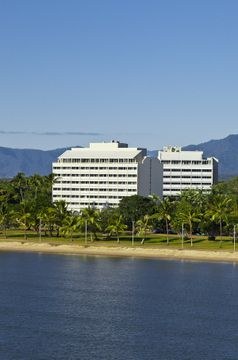 HOLIDAY INN CAIRNS HARBOURSIDE