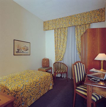 International Au Lac photo 3
