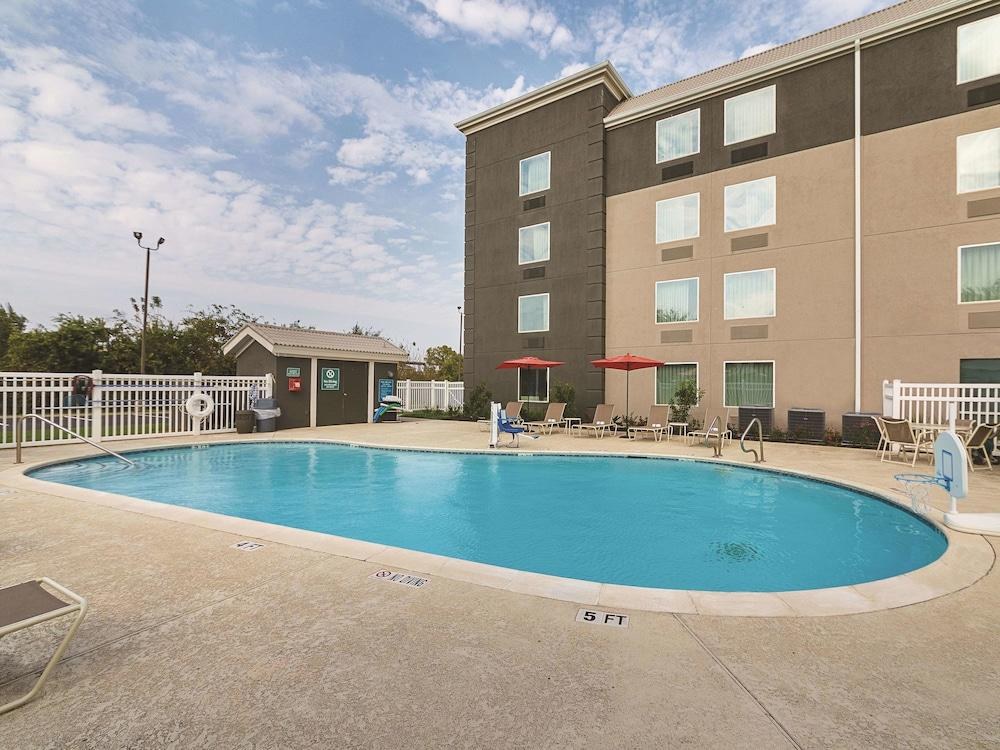 La Quinta Inn & Suites by Wyndham Austin Round Rock photo 2