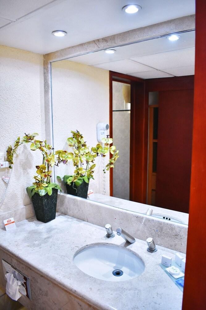 LA POSADA HOTEL Y SUITES photo 4