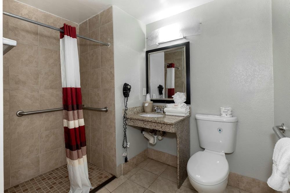 Red Roof Inn Raleigh North-Crabtree Mall/Lenovo Center photo 2
