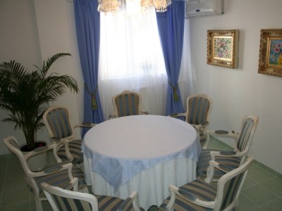 NELISSE *CLOSED DOWN* photo 2