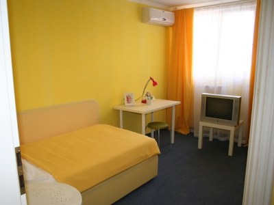 NELISSE *CLOSED DOWN* photo 3