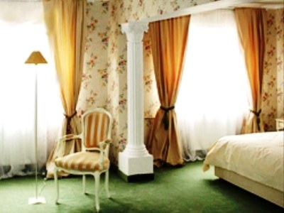 NELISSE *CLOSED DOWN* photo 4