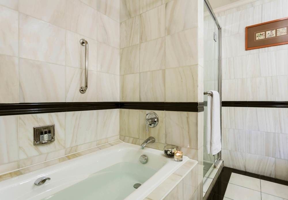 RENAISSANCE RIVERSIDE photo 4