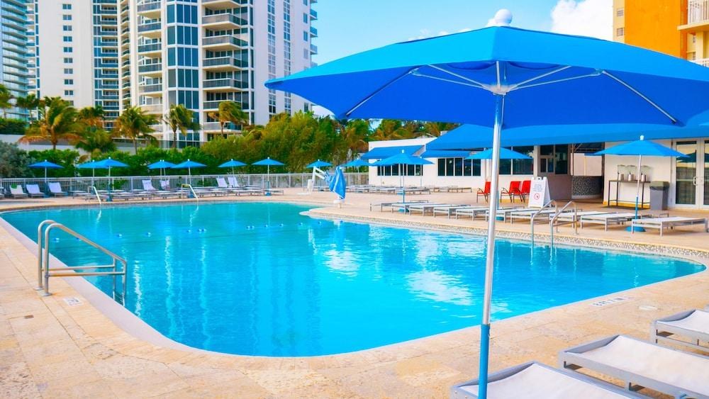 Ramada Plaza Marco Polo Beach Resort photo 2