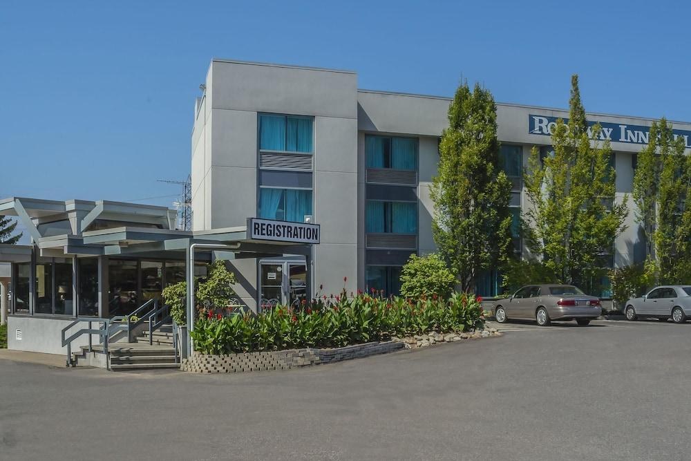 RODEWAY INN FALLSVIEW photo 2
