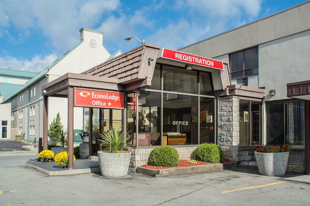 ECONO LODGE BY THE FALLS