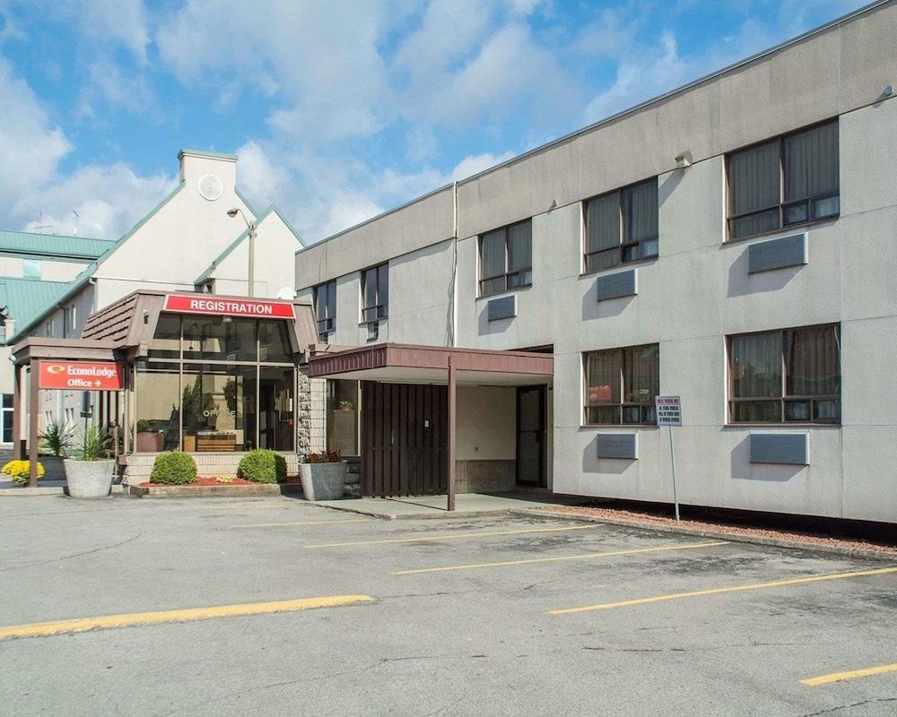 ECONO LODGE BY THE FALLS photo 2