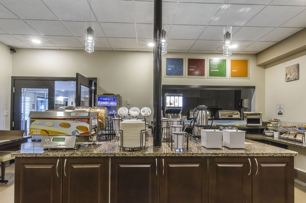 COMFORT INN & SUITES photo 1