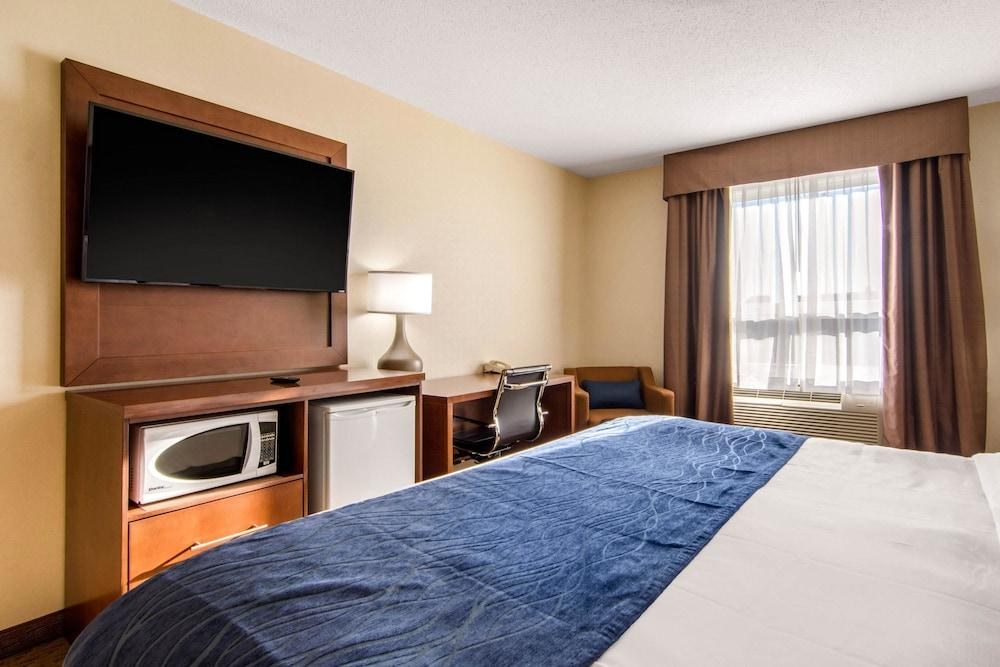 COMFORT INN & SUITES photo 2