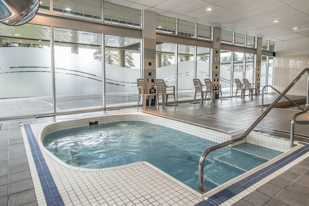 Super 8 by Wyndham Macleod Trail Calgary photo 1