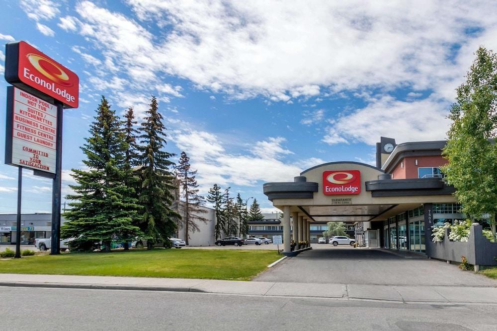 Super 8 by Wyndham Macleod Trail Calgary photo 2