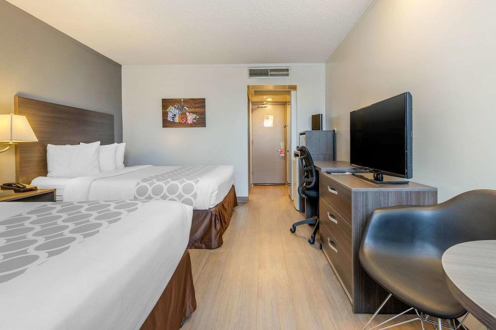 Super 8 by Wyndham Macleod Trail Calgary photo 3