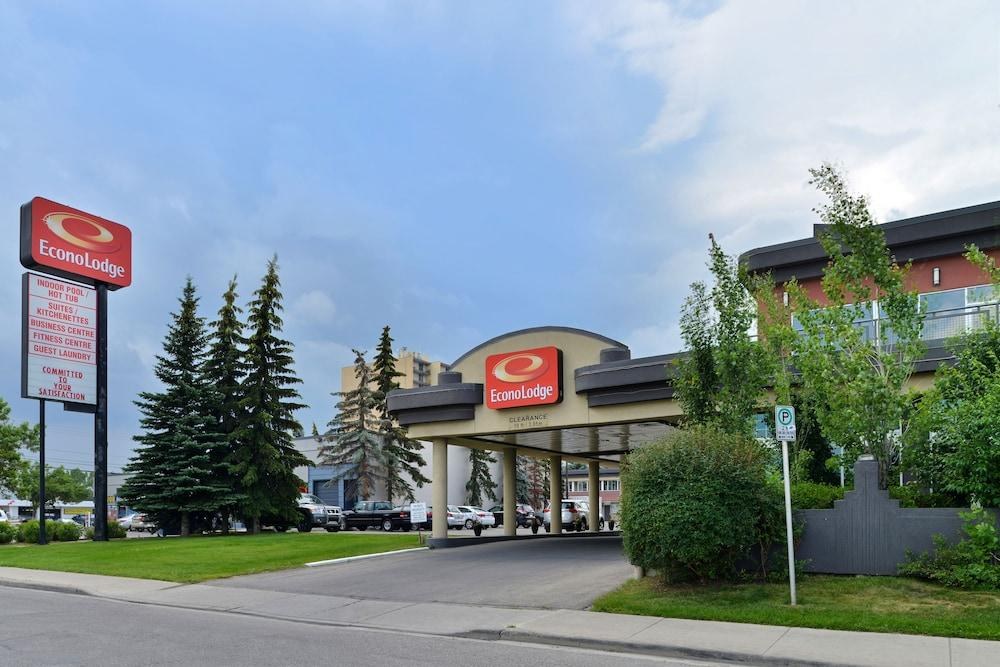 Super 8 by Wyndham Macleod Trail Calgary photo 4