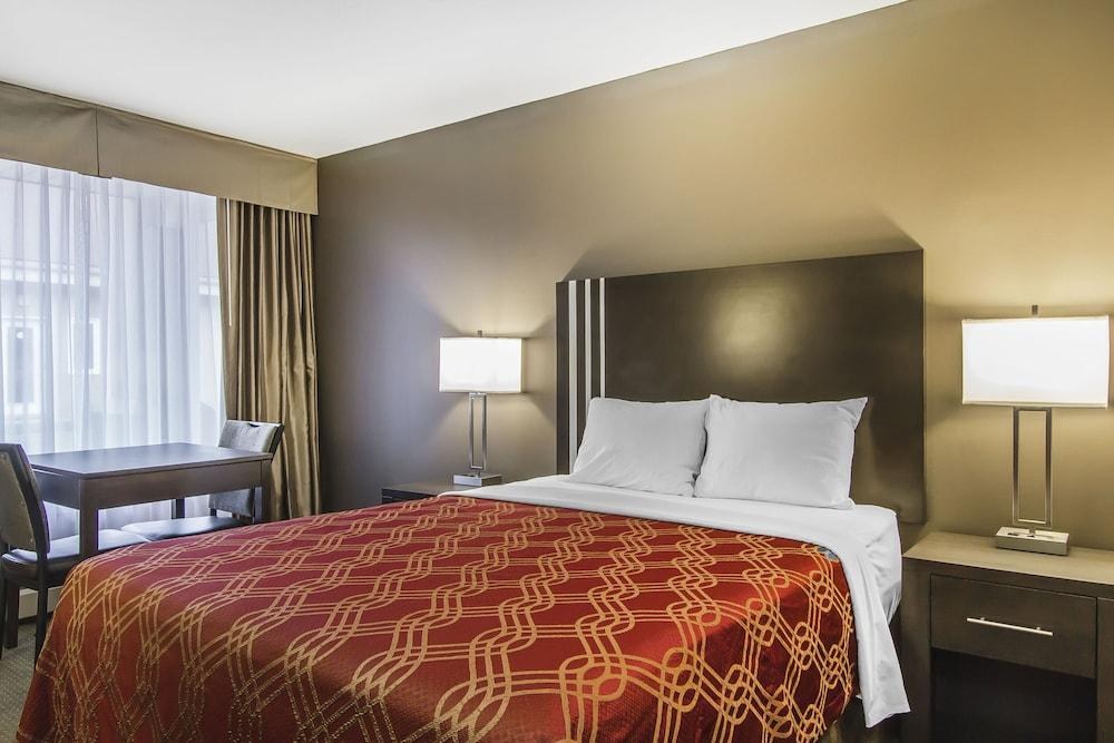 ECONO LODGE  INN & SUITES photo 2