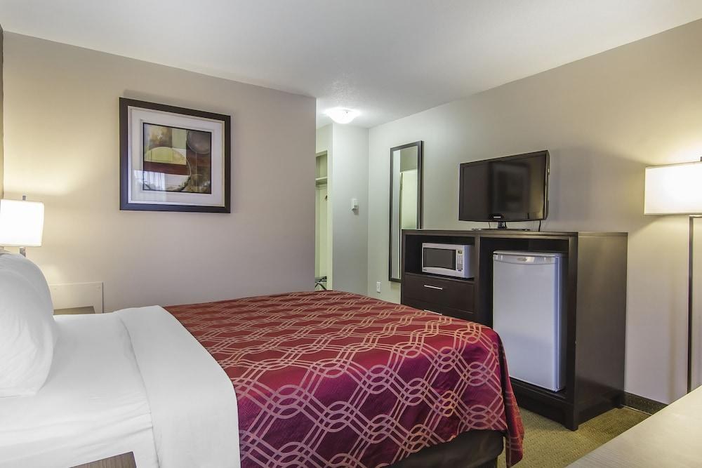 ECONO LODGE  INN & SUITES photo 4