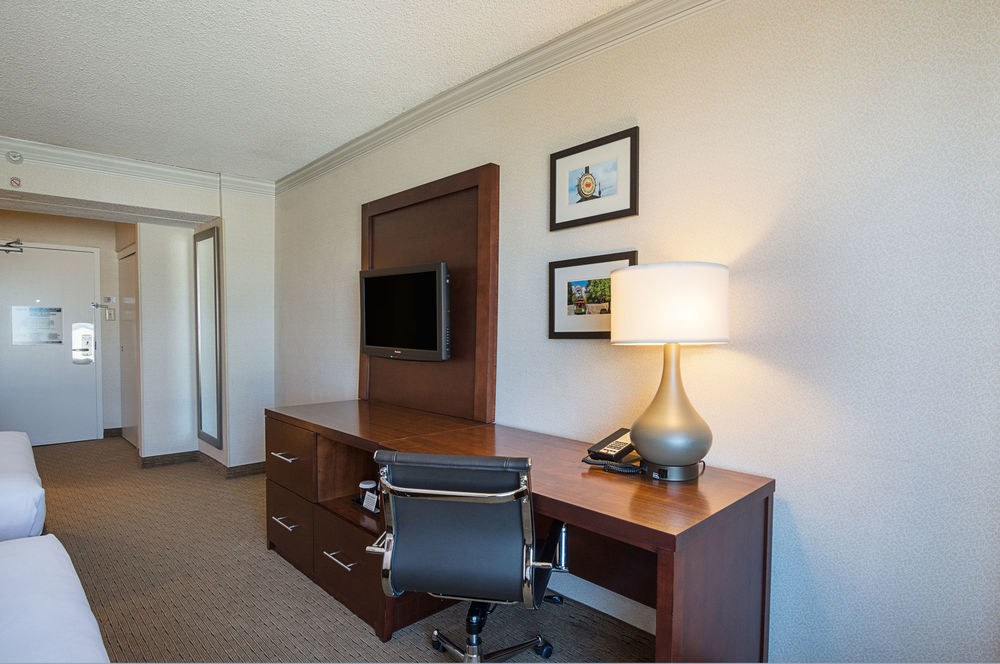 COMFORT INN BY THE BAY