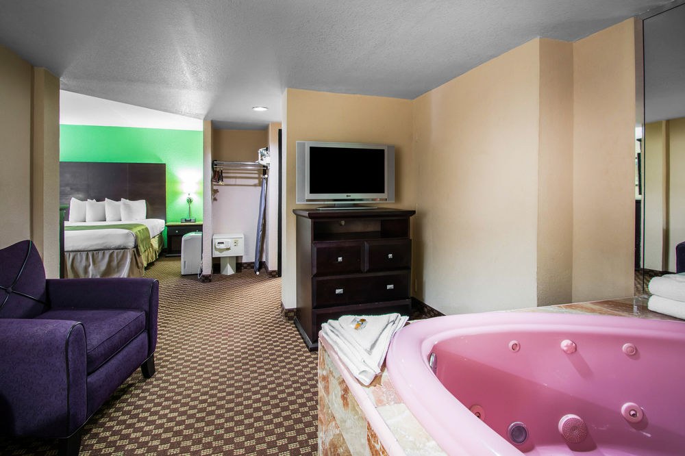 QUALITY INN & SUITES photo 1