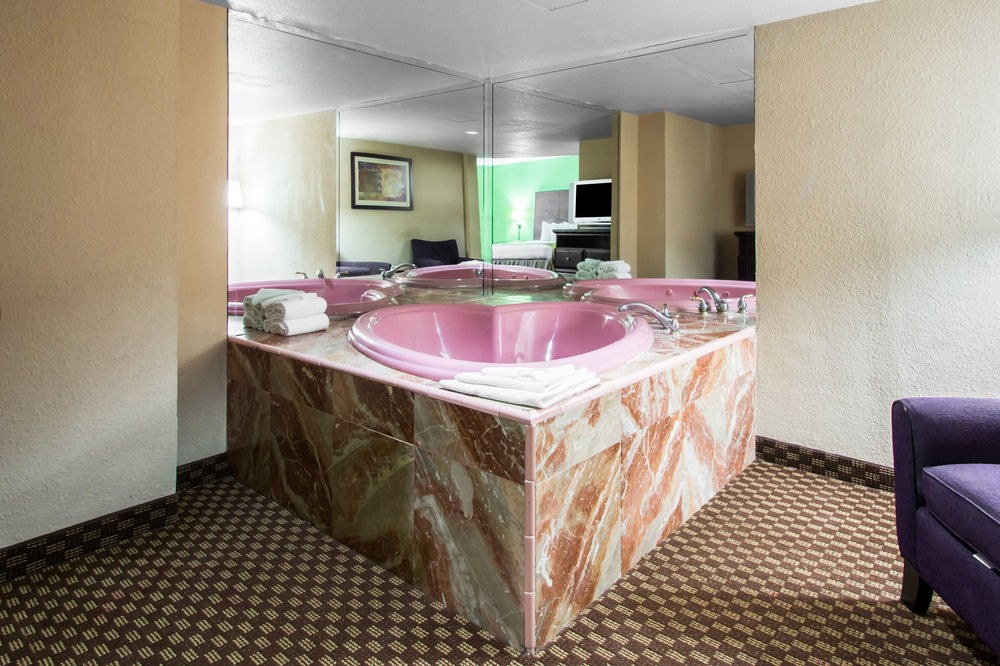 QUALITY INN & SUITES photo 2