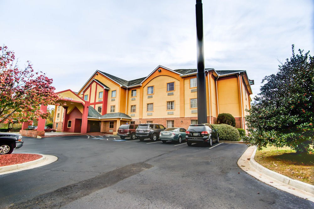 COMFORT INN & SUITES