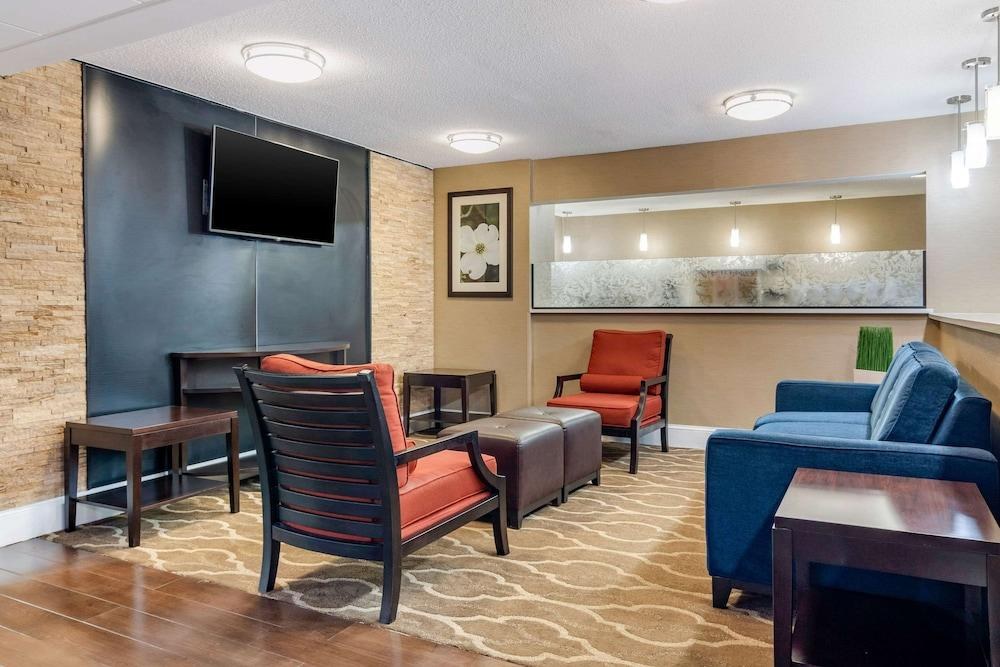 COMFORT INN & SUITES photo 2